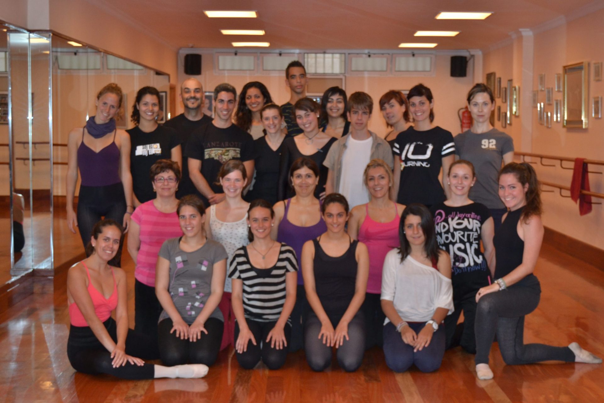 Foto posando en el Centro de Danza Sandra Santa Cruz del un grupo de bailarines que bailará  en el Flashmob en la Escuela Oficial de Idiomas de Las Palmas II.