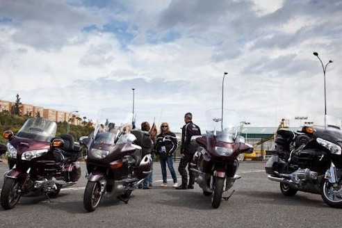 Foto de varias motos aparcadas en la Escuela Oficial de Idiomas para el Flashmob del Centro de Danza Sandra Santa Cruz