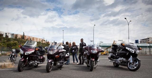 Foto de varias motos aparcadas en la Escuela Oficial de Idiomas para el Flashmob del Centro de Danza Sandra Santa Cruz