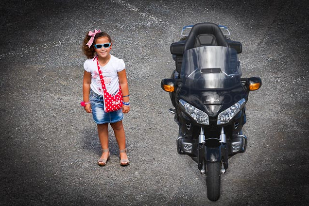 Foto de una alumna del Centro de Danza Sandra Santa Cruz de pie al lado de una moto para empezar el Flashmob en la Escuela Oficial de Idiomas