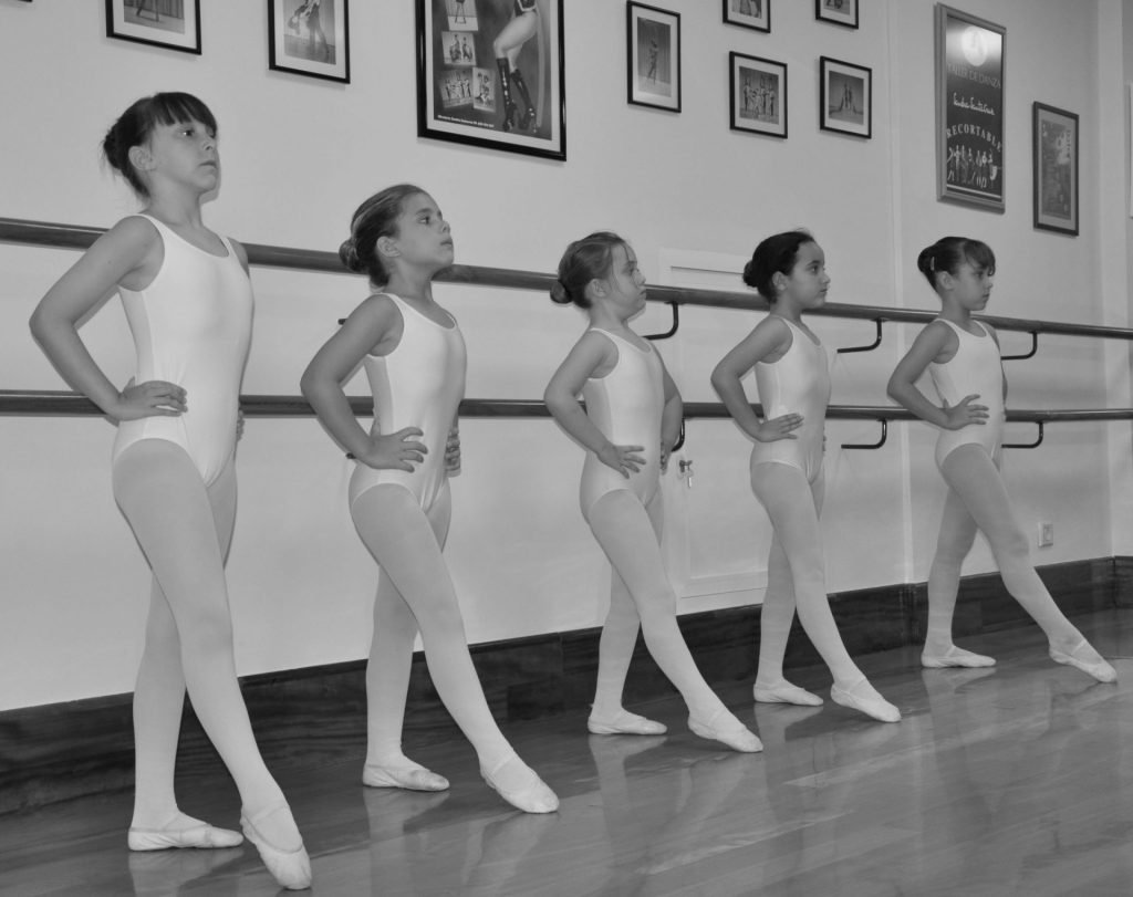 Foto del Centro de Danza Sandra Santa Cruz haciendo tendú para explicar la relación entre la rotación y el “an dehors”