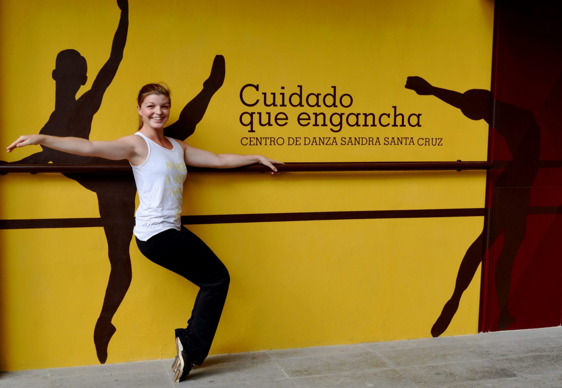 Foto en la fachada del Centro de Danza Sandra Santa Cruz de Alba Montañez agarrada a la barra en una pose de Funky