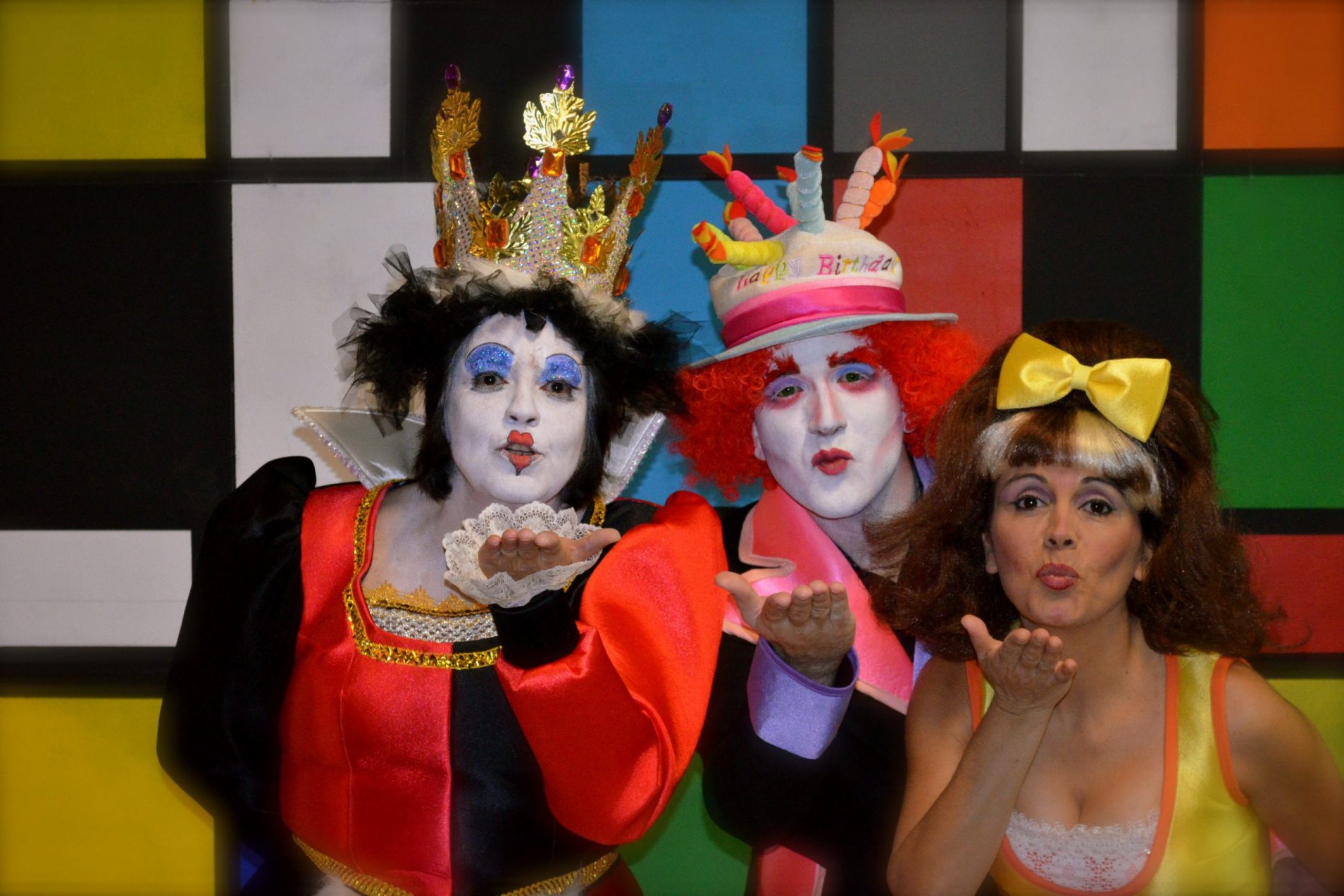 Foto de tres personajes de 