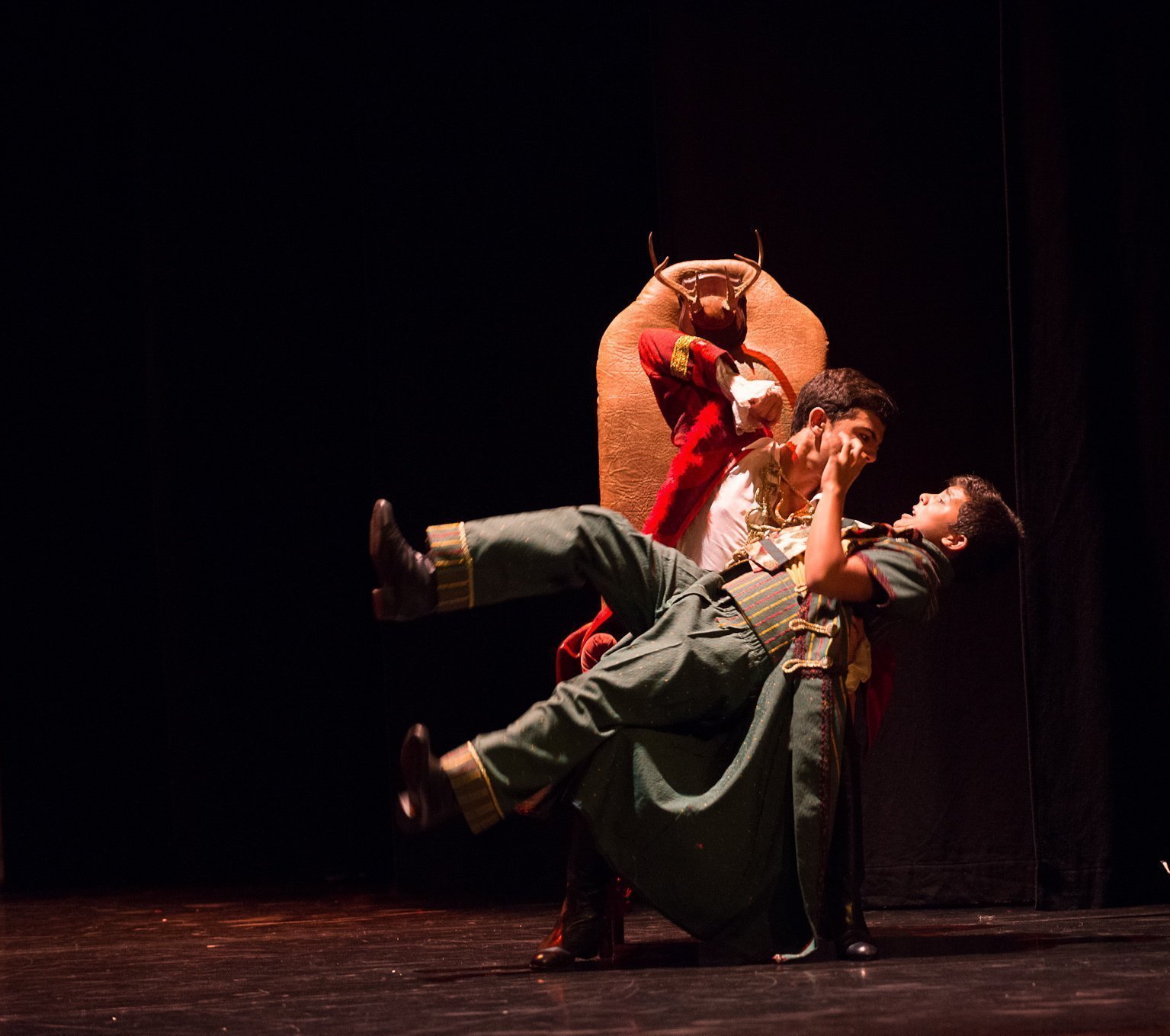 Foto del alumnado del Centro de Danza Sandra Santa Cruz interpretando la pelea de "Gastón" y "Lefú" de "La bella y la bestia" en el Día Mundial de la Danza 2013. 