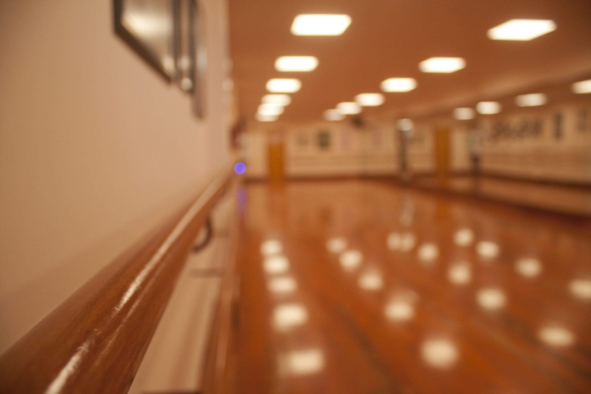 Foto de las barras de la sala del Centro de Danza Sandra Santa Cruz donde el alumnado de Predanza I aprende 