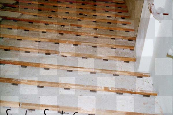 Centro de Danza Sandra Santa Cruz_colocación de leastómeros del piso de la sala de baile