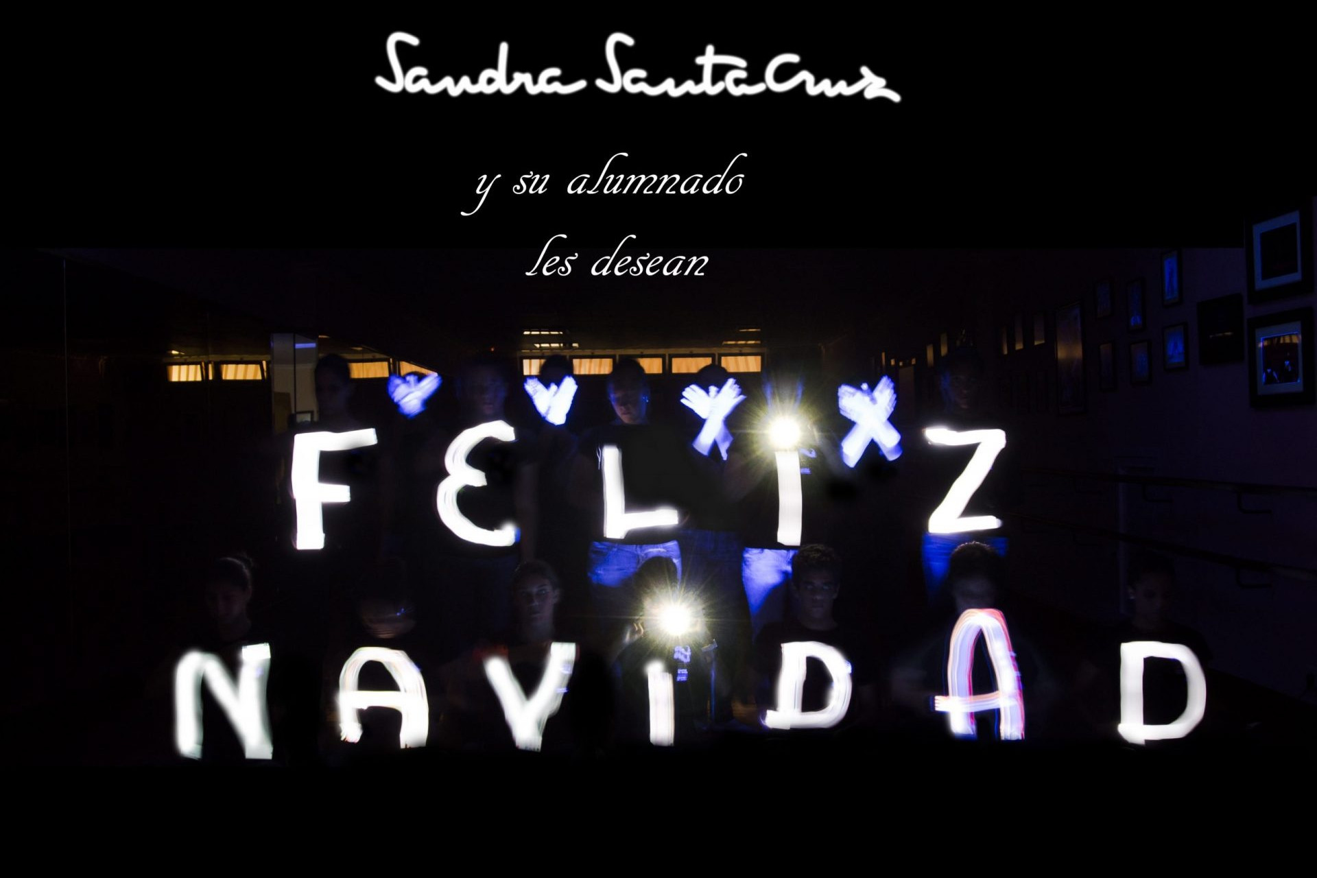Tarjeta de Feliictación de Navidad del Centro de Danza Sandra Santa Cruz escrita por su alumnado utilizando sus móviles con la técnica de ligthpainting
