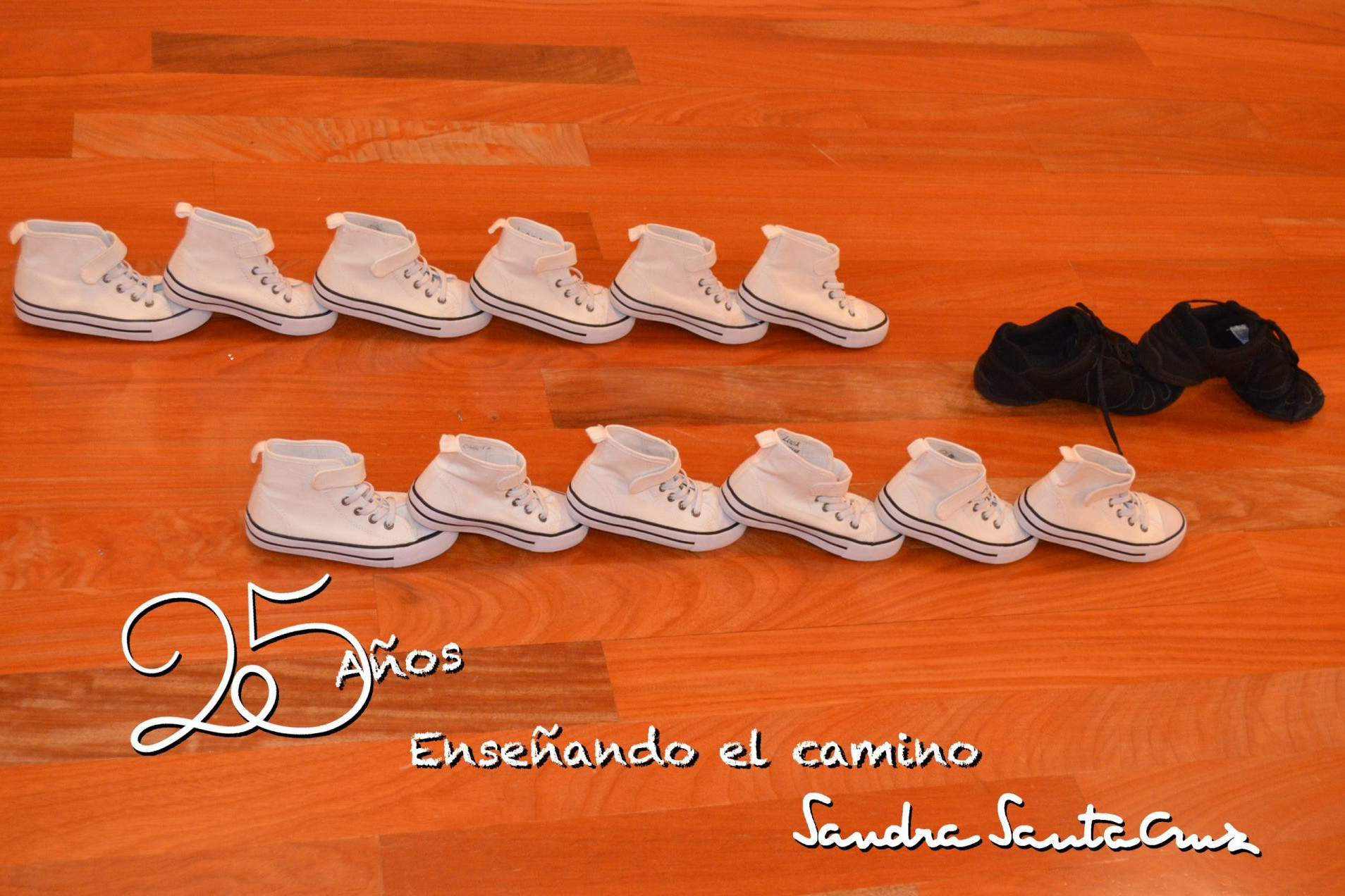 Fotografía de las playeras del alumnado de Predanza detrás de las de la directora. 25 años formado y compartiendo ilusiones. La responsabilidad uno de los valores del Centro.