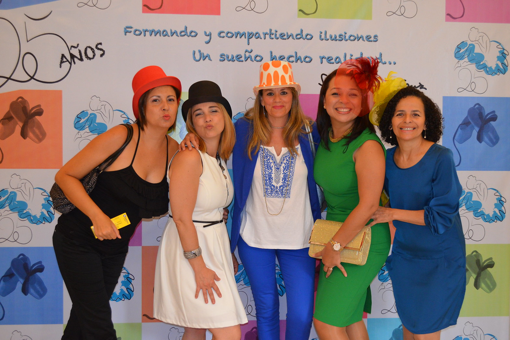 Foto del público que posa divertido con gorros y casquitos de boda en el Photocall del 25 Aniversario del Centro de Danza Sandra Santa Cruz