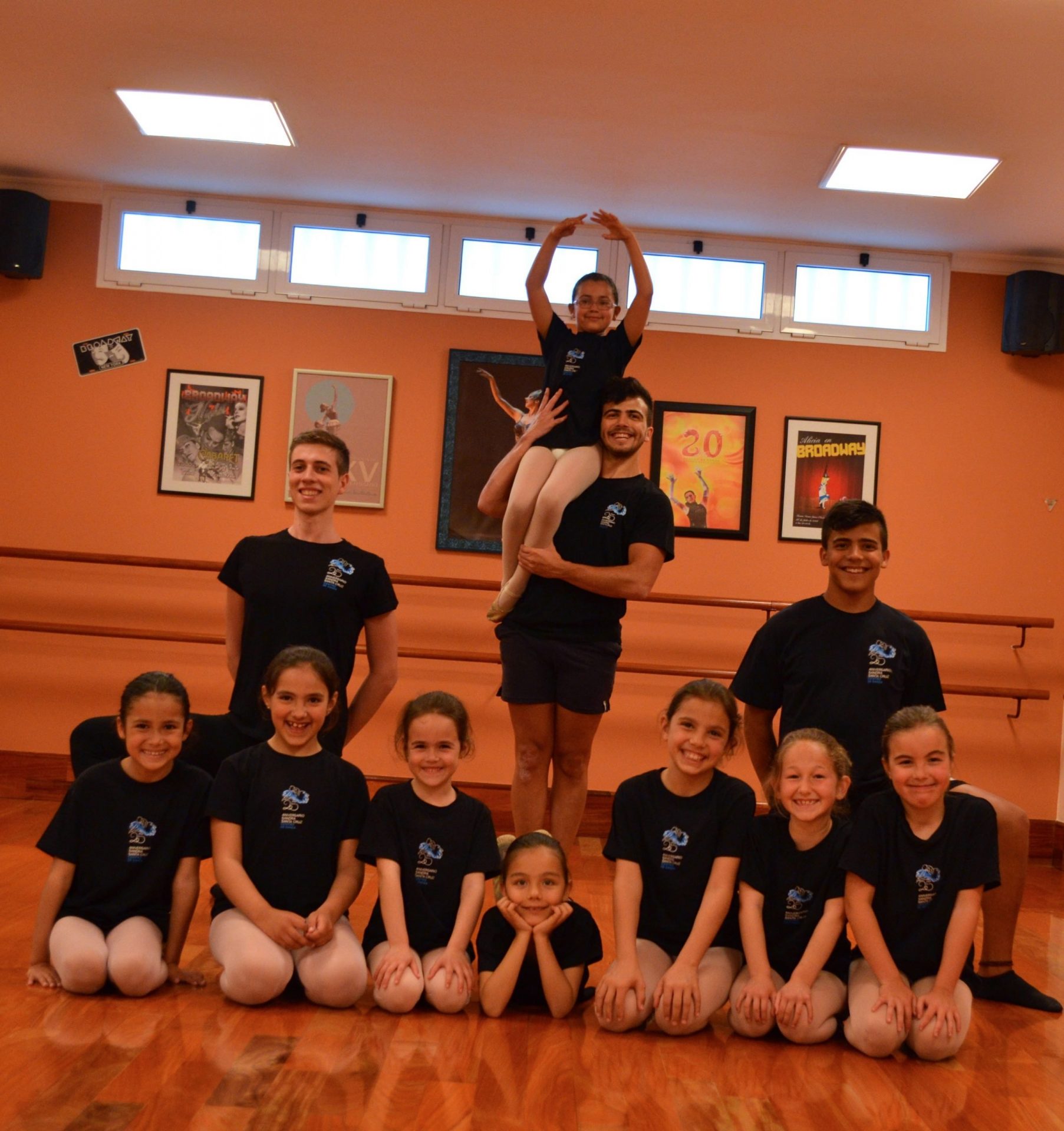 Foto del grupo de baiaraines del Centro de Danza Sandra Santa Cruz que participará en la celebración del Día Mundial de la Danza 2015