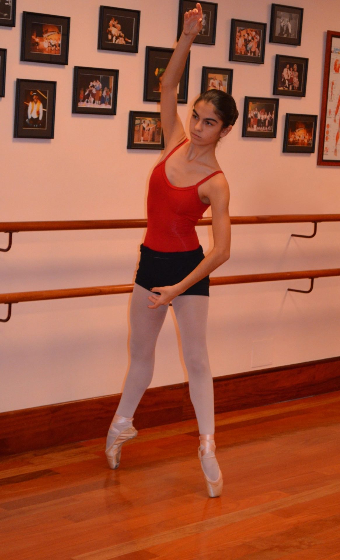 Foto de Olga Ortega, alumna del Centro de Danza Sandra Santa Cruz haciendo un "decoté en relevé" en puntas en 2ª posición en una de sus clases. Debes dedicar tiempo para comprar tus zapatillas de puntas.