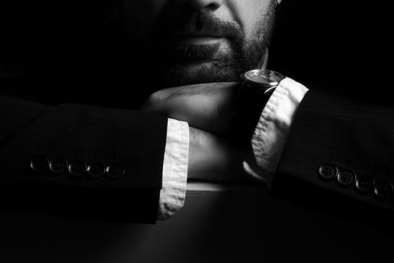 Foto artísitca del querido tenor del Centro de Danza Sandra Santa Cruz, Nauzet Brito con la cara apoyada sobre sus manos cruzadas