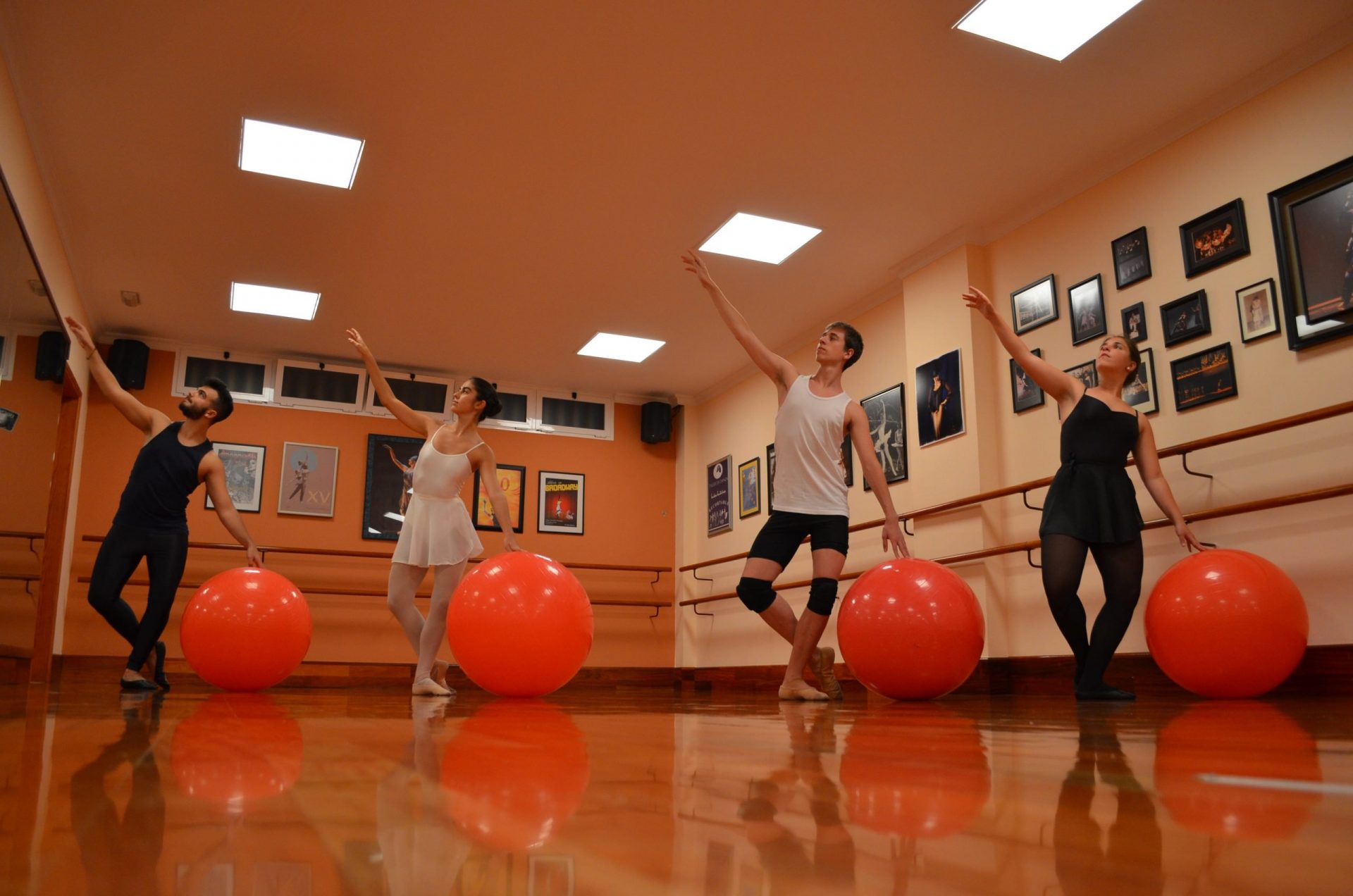 Foto en el Centro de Danza Sandra Santa Cruz de un grupo de bailarines con una pelota grande de fit-ball en los ensayos de Arrecife