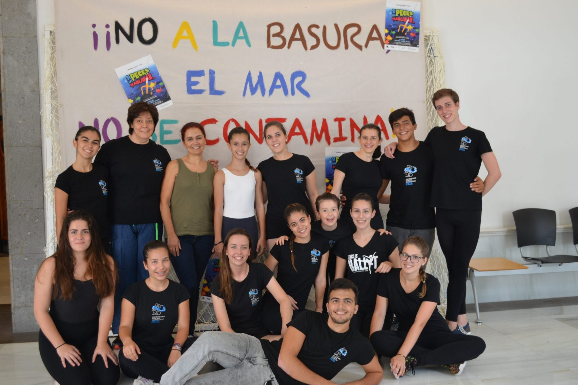 Foto en la pancarta de Si los peces hablaran... de Sandra Santa Cruz, ante su estreno en el Teatro CICCA
