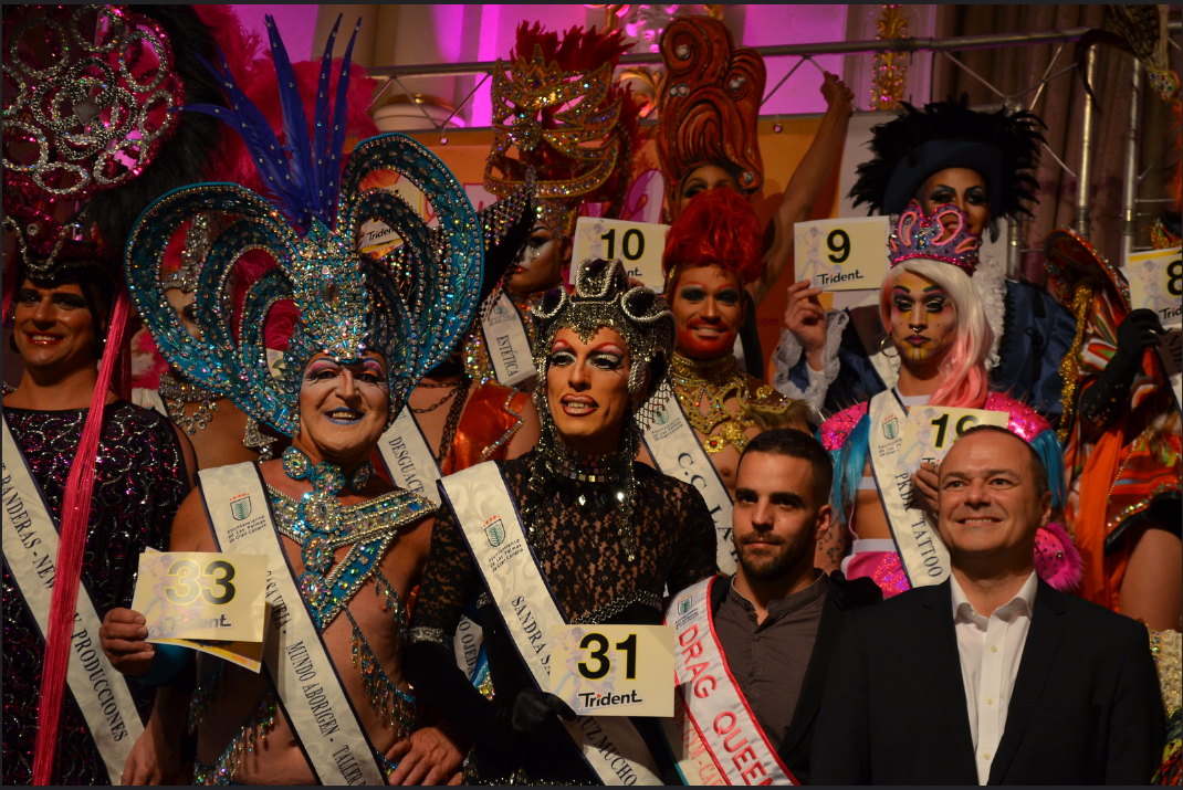 Foto de Pío Drag con un grupo de candidatos de la Gala Drag de Las Palmas GC 2017