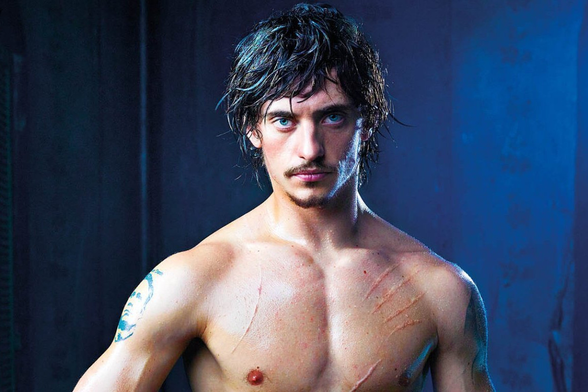 Foto de Sergei Polunin, The Dancer a torso descubierto mirando a la cámara