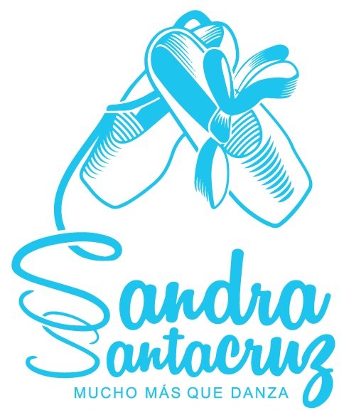 cuyas cintas caen debajo de ellas y forman las dos S de Sandra Santa Cruz y debajo dice MUCHO MÁS QUE DANZA.