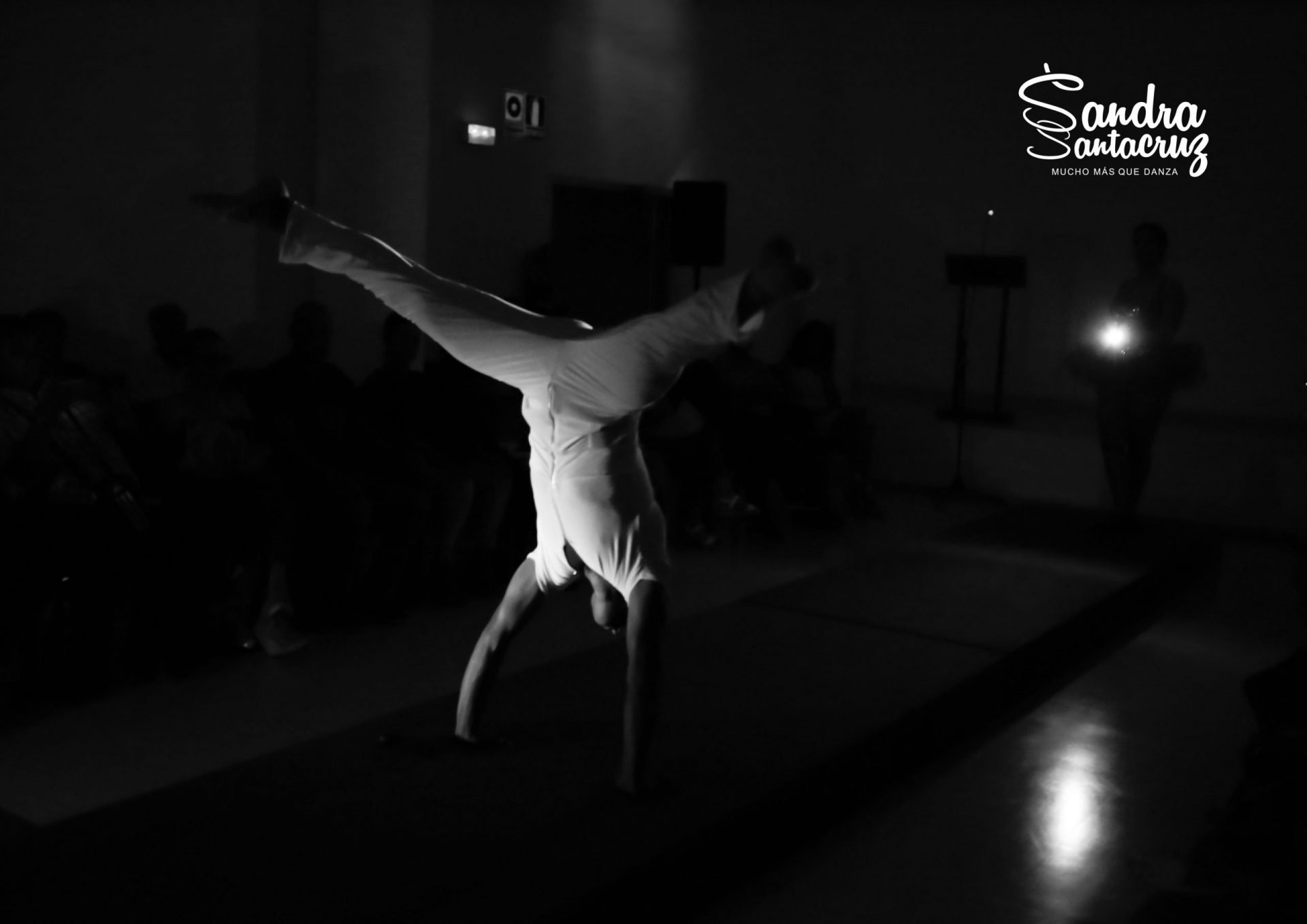 Foto de un bailarín del Centro de Danza Sandra Santa Cruz haciendo un equilibrio sobre las manos tras una acrobacia en el "Desfile Pinta Tu-Tutú"