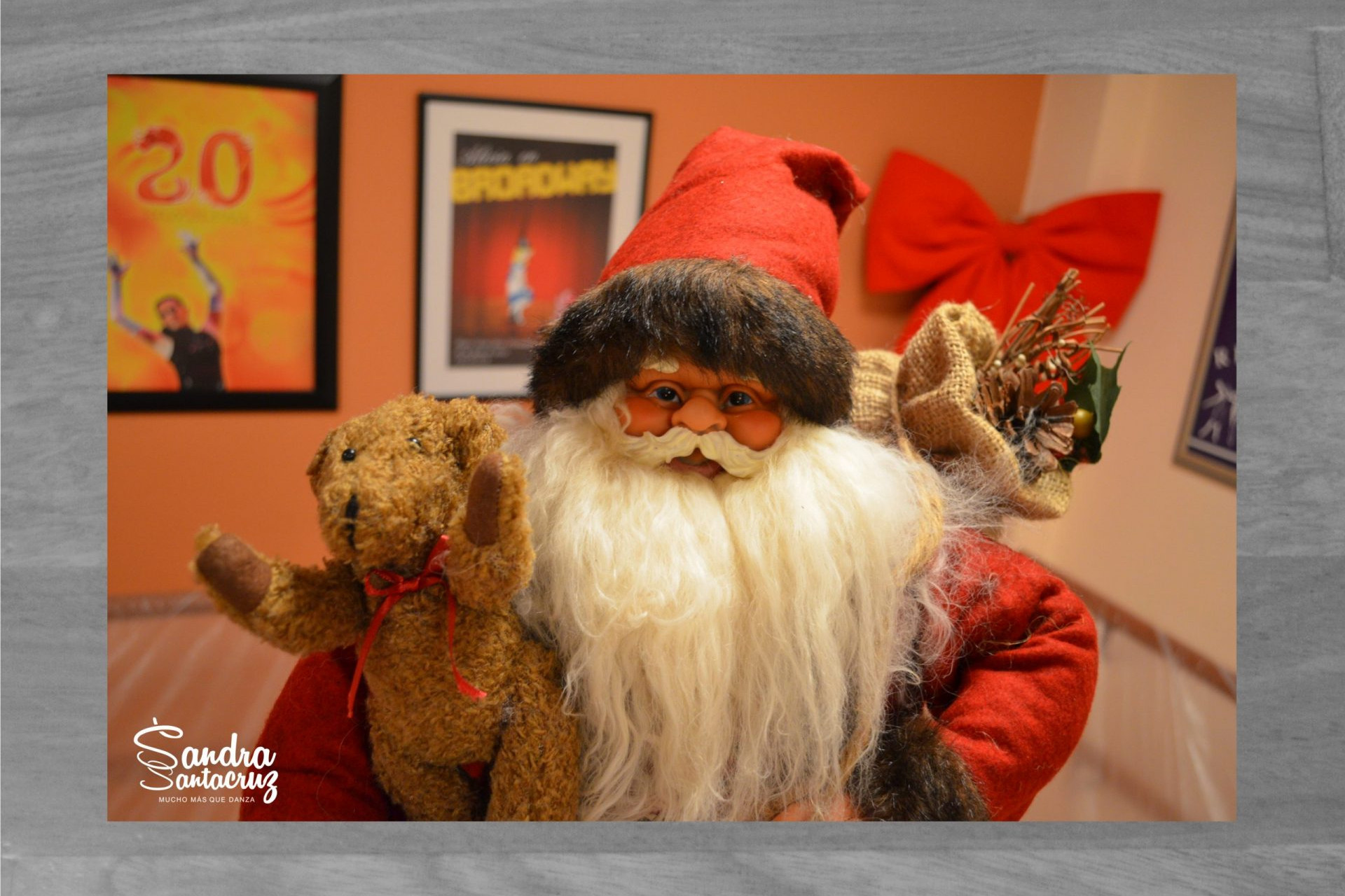 Foto de Santa Claus que visita el Centro de Danza Sandra Santa Cruz