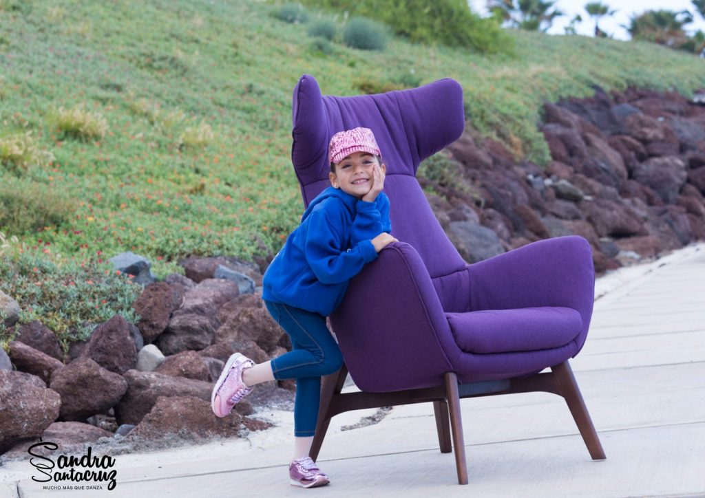 Divertida foto de una alumna del Centro de Danza Sandra Santa Cruz de 6 años para celebrar el Día Mundial de la Danza 2025