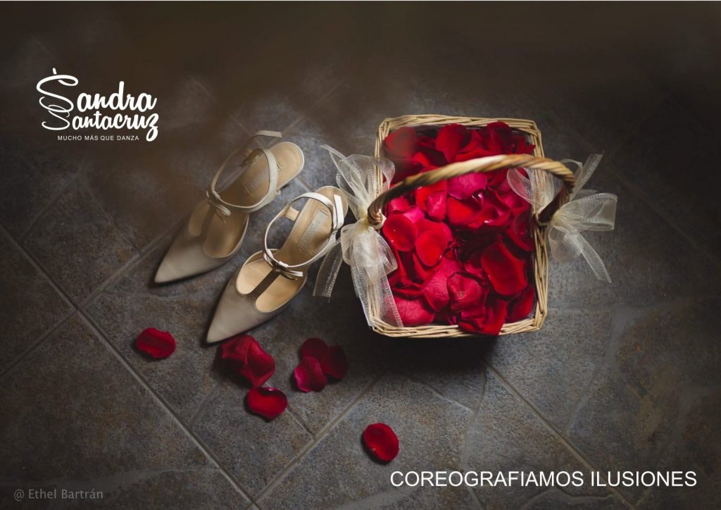DANCE TOGETHER_Centro de Danza Sandra Santa Cruz-Ethel Bartán Foto de unos zapatos de boda de tacón al lado de una cesta de mimbre con pétalos de rosas rojas para anunciar la clase DANCE TOGETHER del Centro de Danza Sandra Santa Cruz. Fotografía de Ethel Bartán.