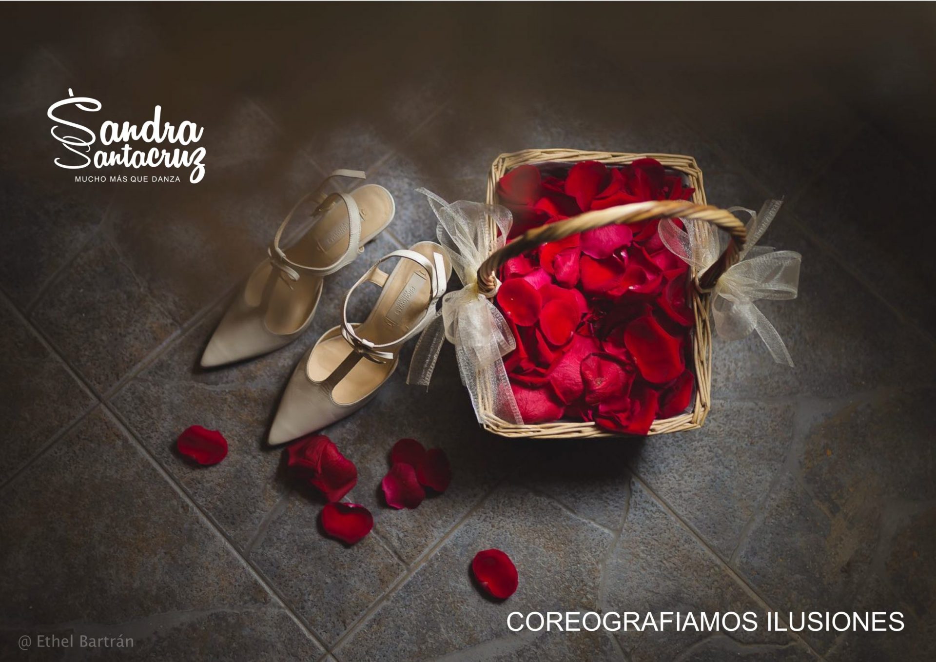 Foto de unos zapatos de boda de tacón al lado de una cesta de mimbre con pétalos de rosas rojas para anunciar la clase DANCE TOGETHER del Centro de Danza Sandra Santa Cruz. Fotografía de Ethel Bartán.