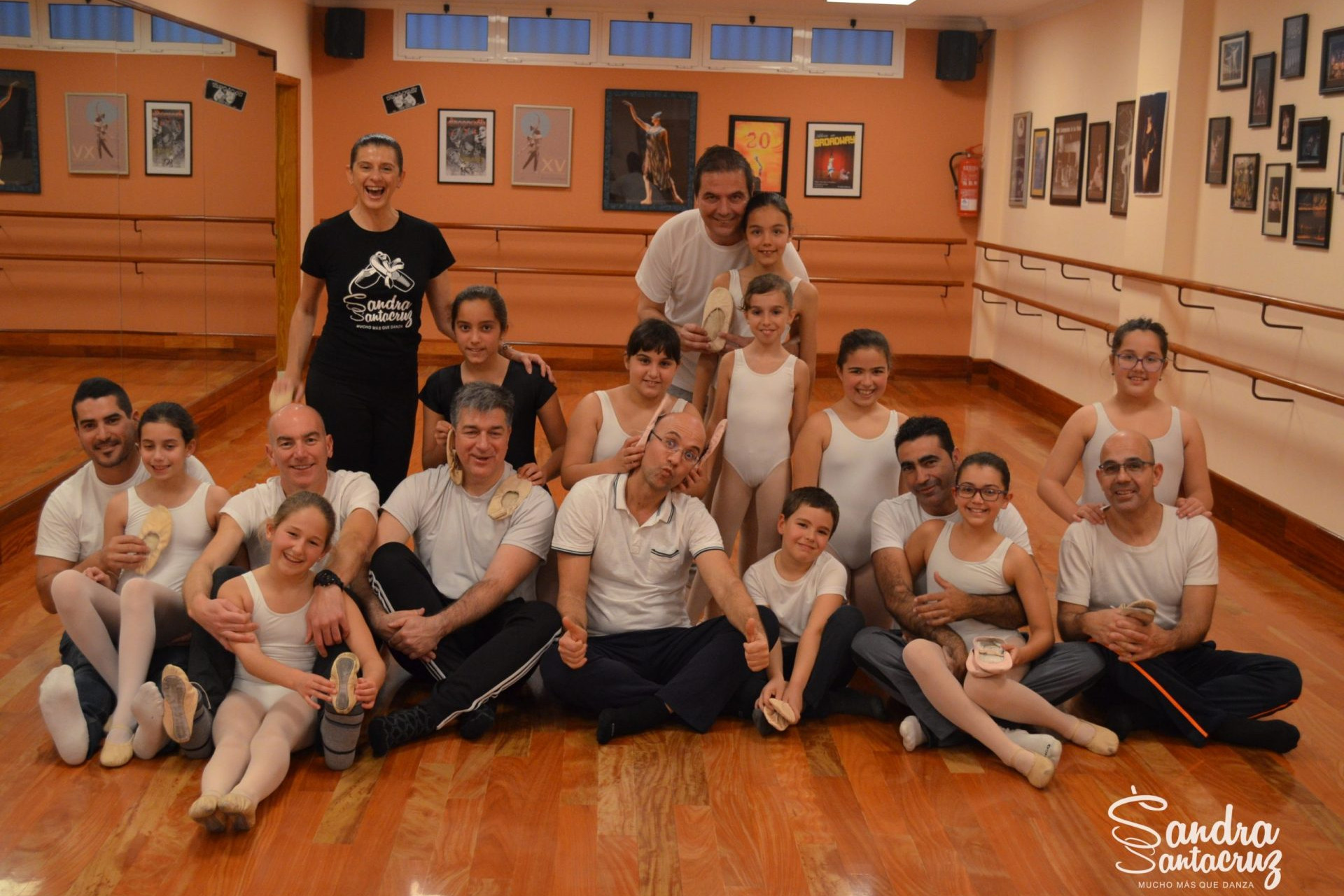 Foto en el Centro de Danza Sandra Santa Cruz con un grupo de padres y sus hijos del alumnado de Predanza II que asistieron a la Clase Pedagógica para Padres y trabajaron su flexibilidad