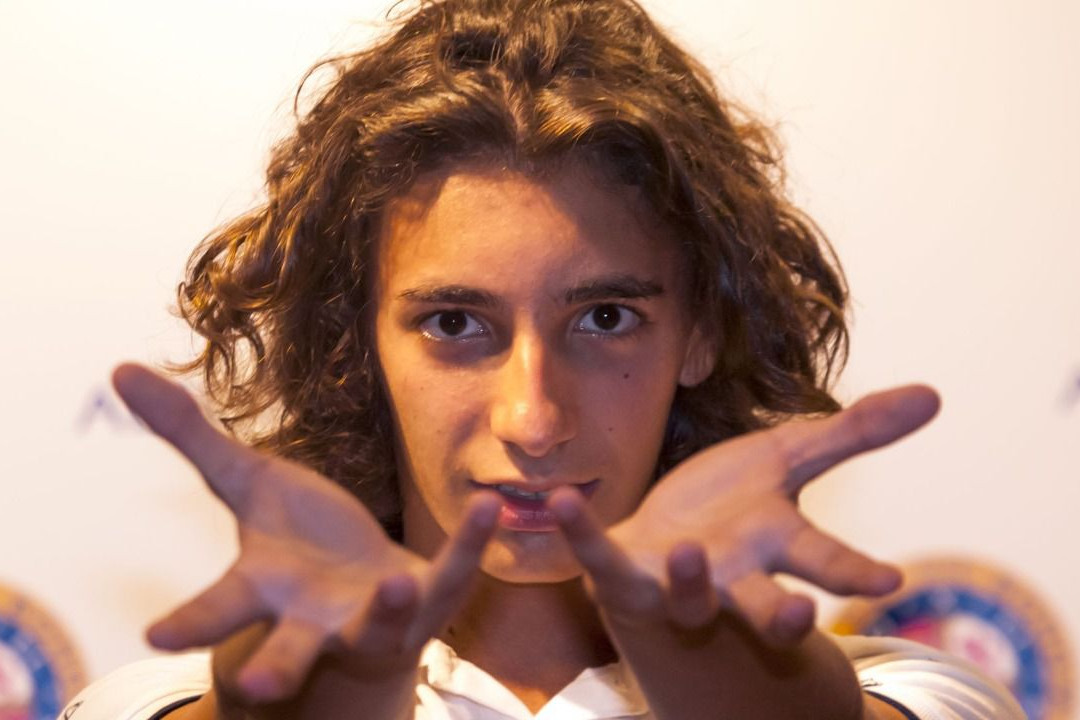 Foto de las manos delante de su cara del bailarín Saïd Ramos ganador de Prodigios