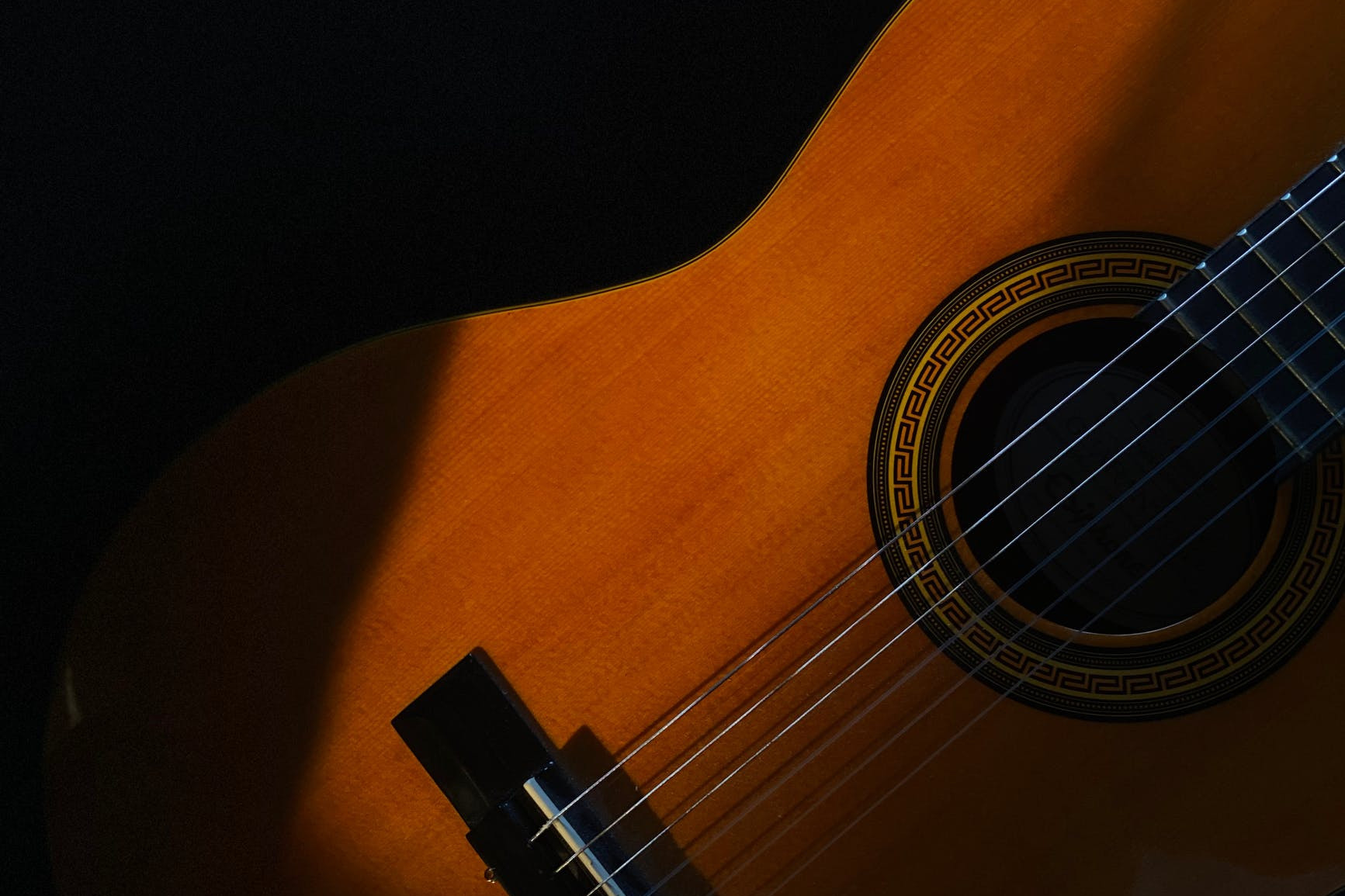 Foto de una guitarra para anunciar: INAEM 2023 plazas para música y danza
