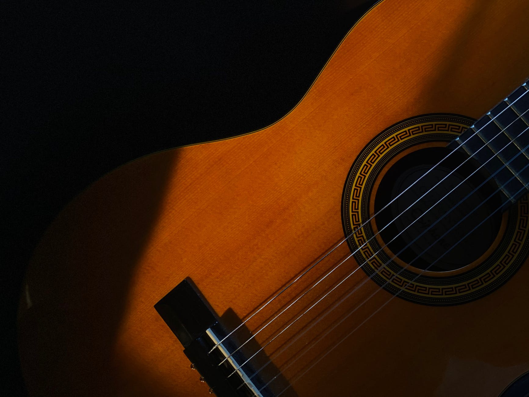 Foto de una guitarra para anunciar: INAEM 2023 plazas para música y danza
