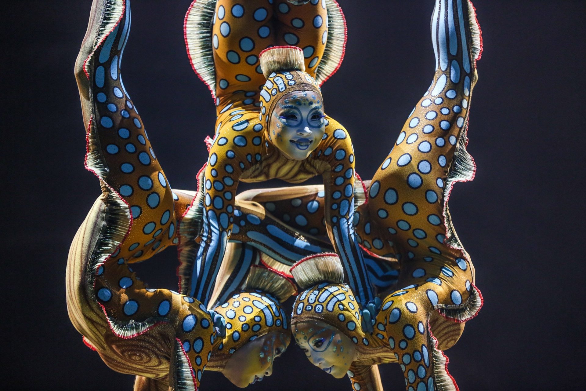 Foto de un grupo de acróbatas del Circo del Sol haciendo una acrobacia.