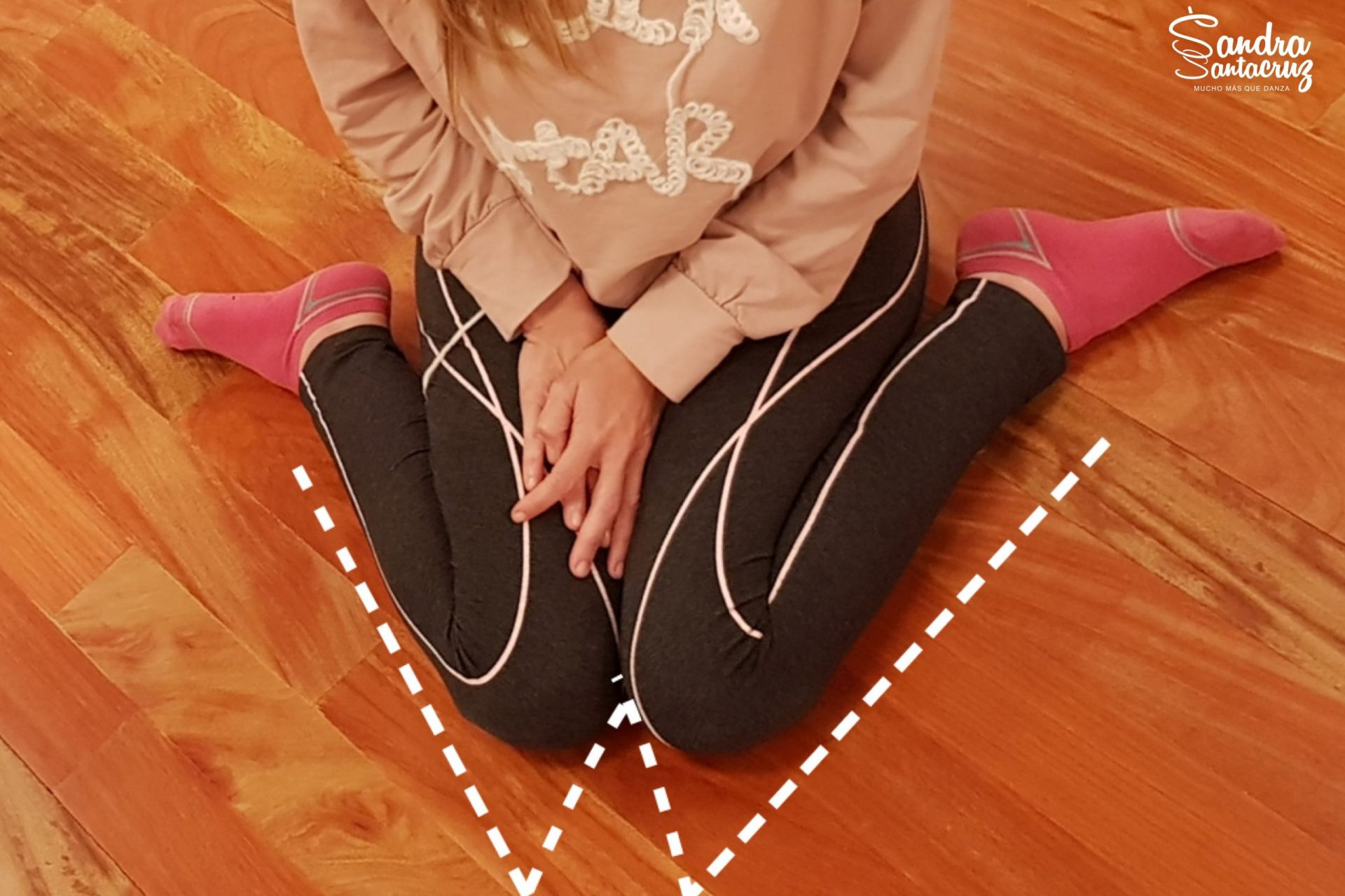 Foto de una rodillas en W en la sala de baile del Centro de Danza Sandra Santa Cruz para explicar el trabajo de anatomía y biomecánica que hace Sandra Santa Cruz en el Centro de Danza.