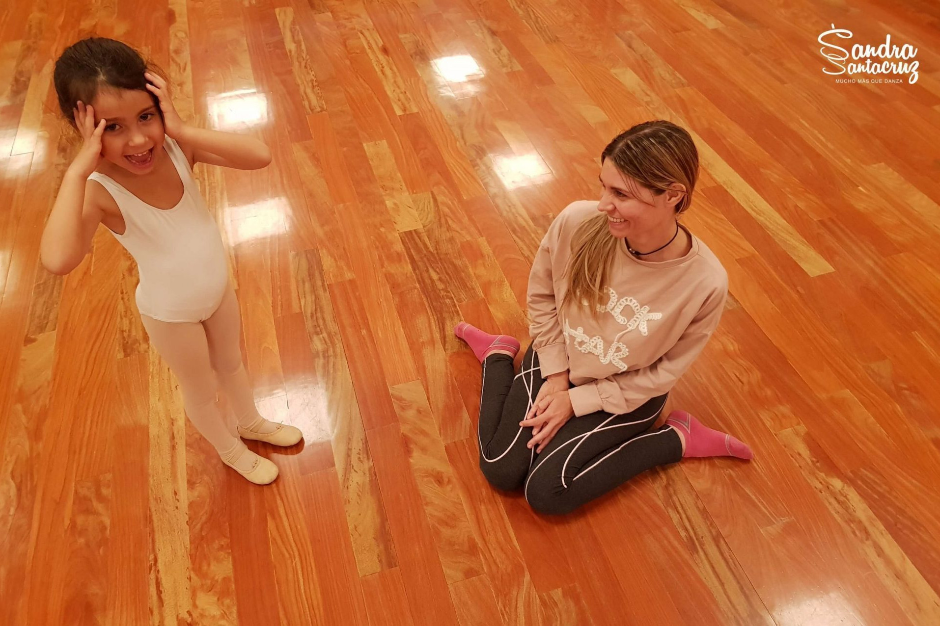 Rodillas en W. Trabajo de anatomía y biomecánica en el Centro de Danza Sandra Santa Cruz