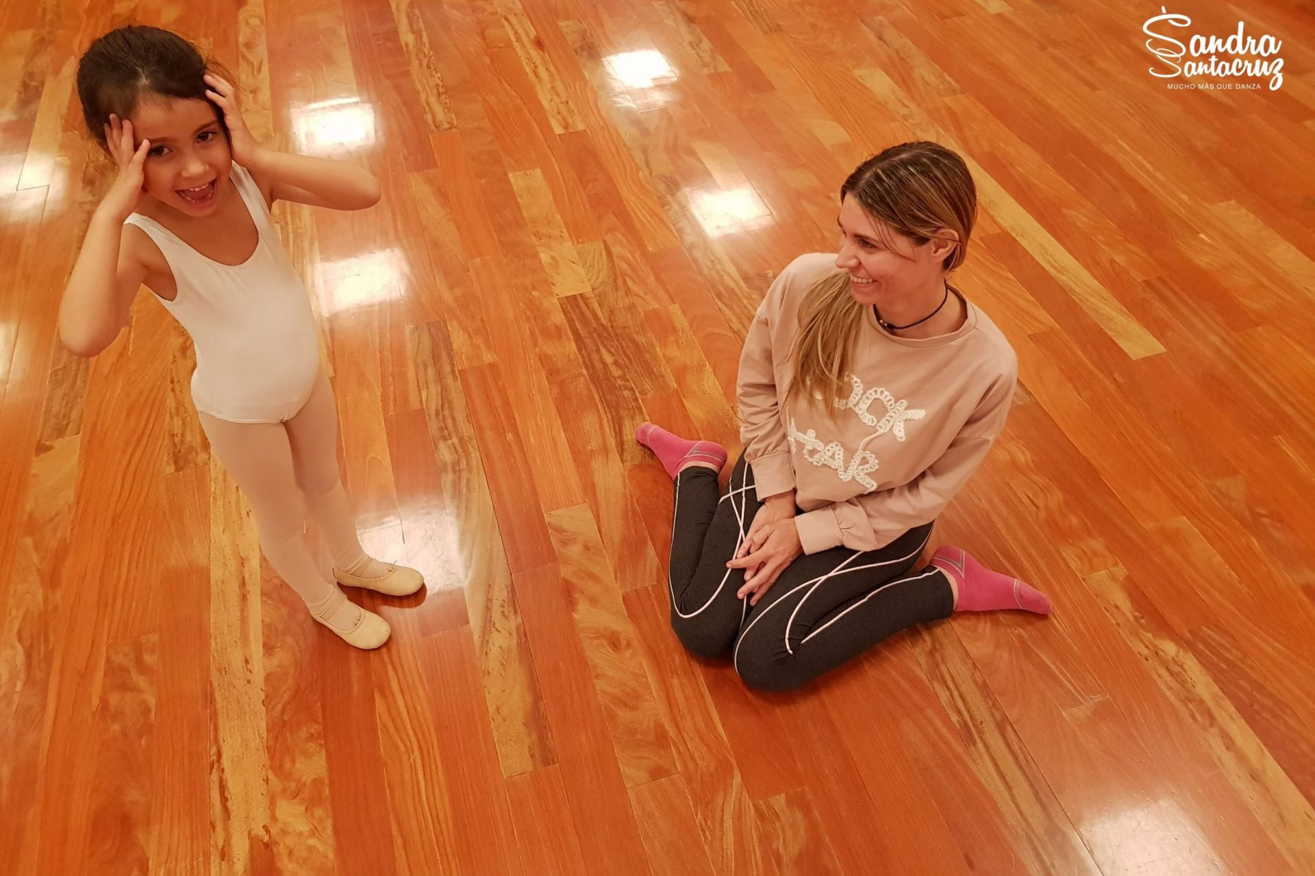 Rodillas en W. Trabajo de anatomía y biomecánica en el Centro de Danza Sandra Santa Cruz