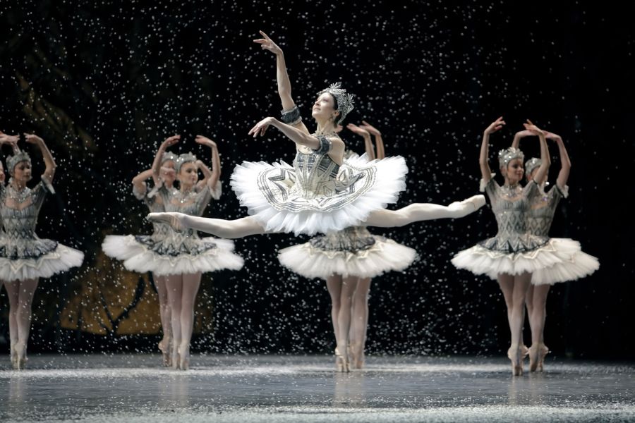 Foto de una bailarina de la Ópera de París haciendo un grand yetté en 