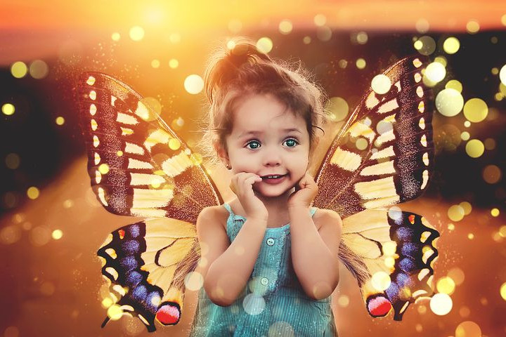 Montaje de una niñas con uans preciosas alas de mariposa gigantescas