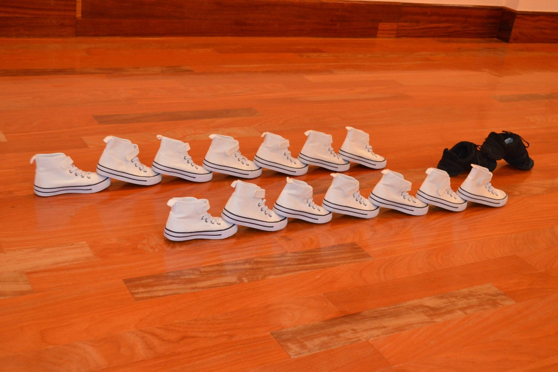 Fotografía de zapatillas snickers en sala de baila