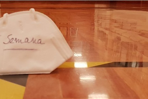 Foto de una mascarilla que dice 