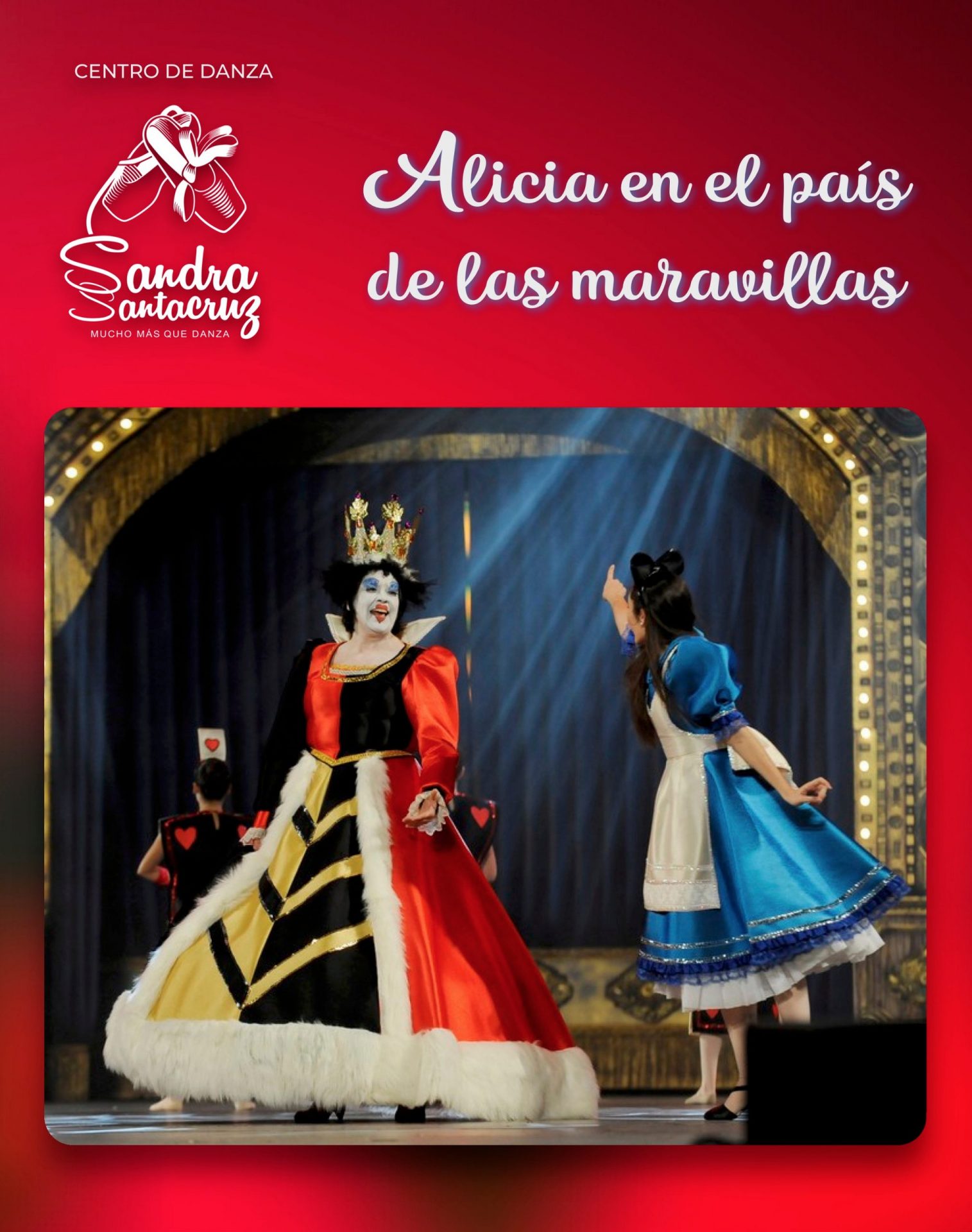 Cartel del Centro de Danza Sandra Santa Cruz con una foto de la actuaciónen la Gala del Carnaval Infantil de LPGC 2013, donde la Reina de corazones mira para Alicia que el está señalando a una bailarina vestida de carta que tiene detrás.