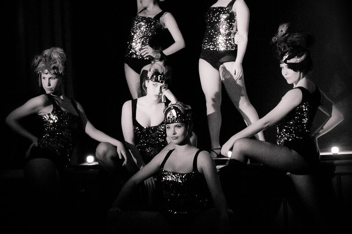 Foto de un grupo de bailarinas del Centro de Danza Sandra Santa Cruz bailando Cabaret