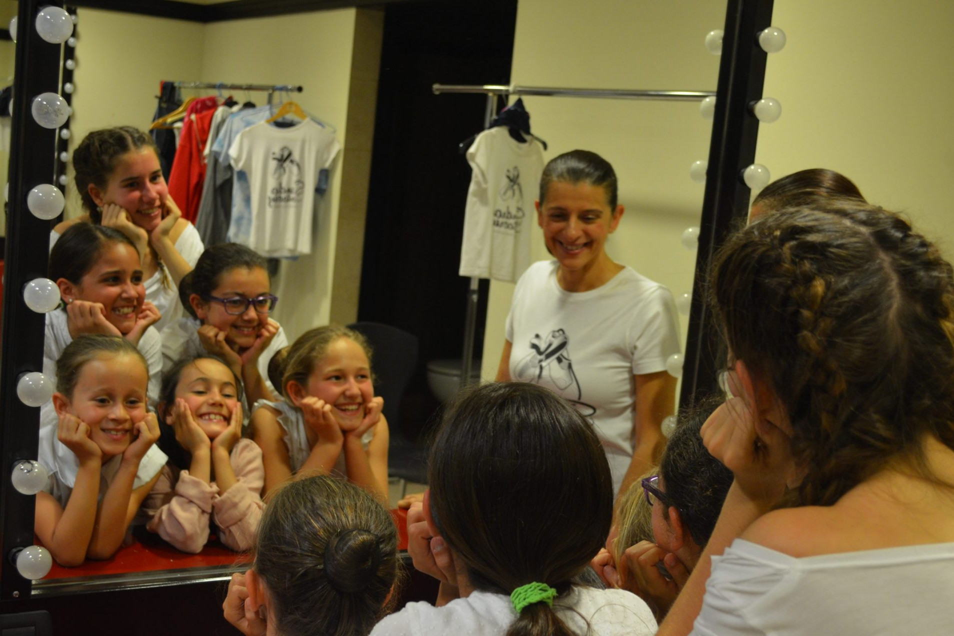 Foto del alumnado del Centro de Danza Sandra Santa Cruz en los camerinos del Pérez Galdós, mirándose al espejo de manera divertida ante el estreno de la zarzuela 