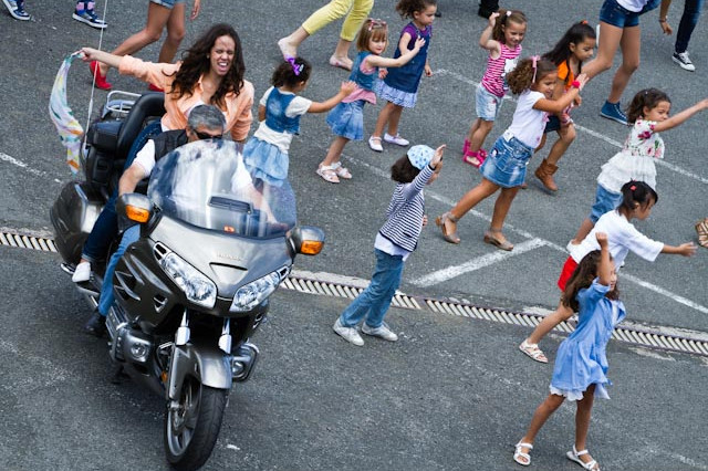 Foto del alumnado del Centro de Danza Sandra Santa Cruz bailando en una moto en la Escuela Oficial de Idiomas en el Flashmob que realizaron.