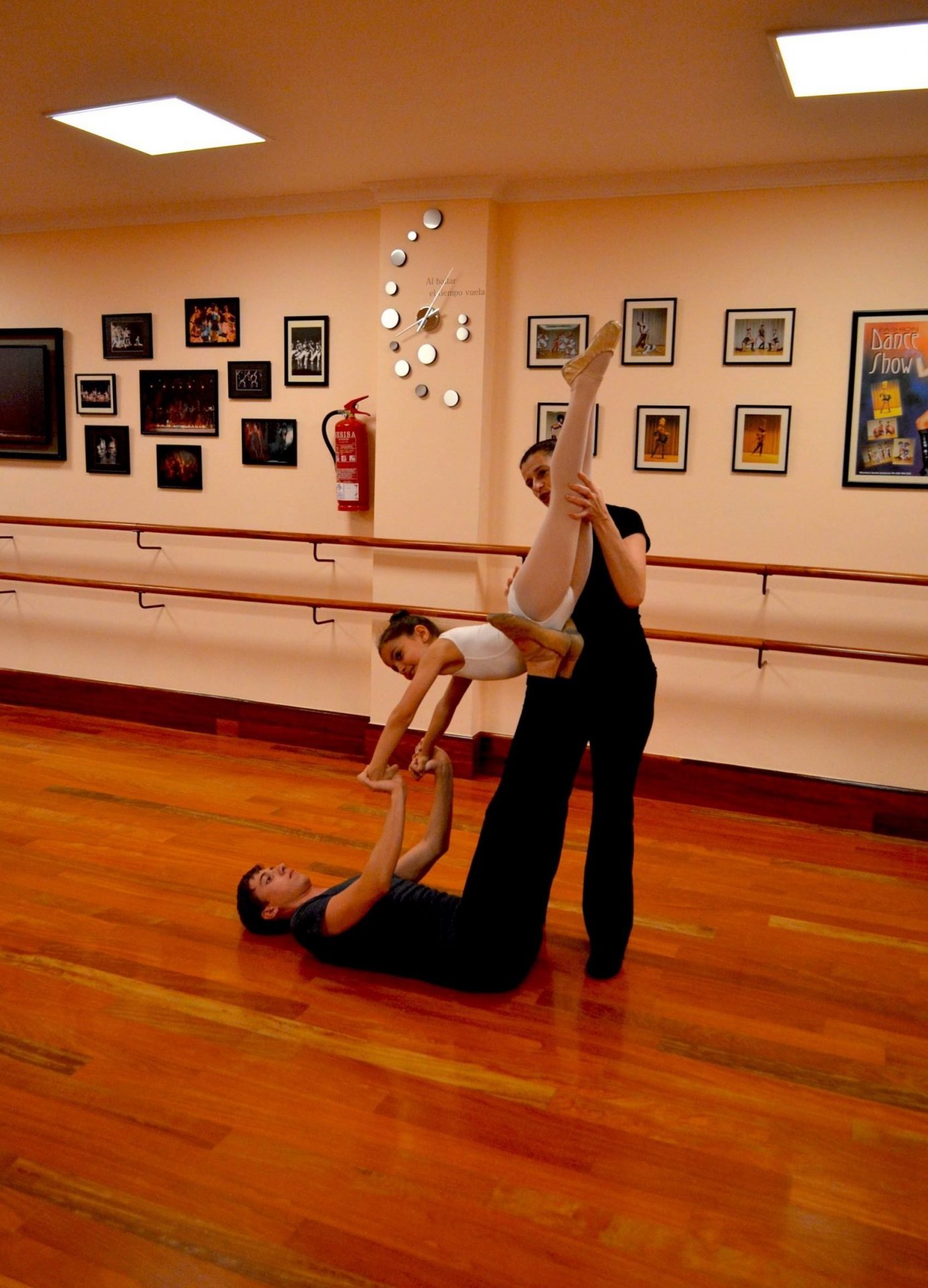 Fotografía tomada en el Centro de Danza Sandra Santa Cruz de una cogida con una alumna de Predanza II de 6 años