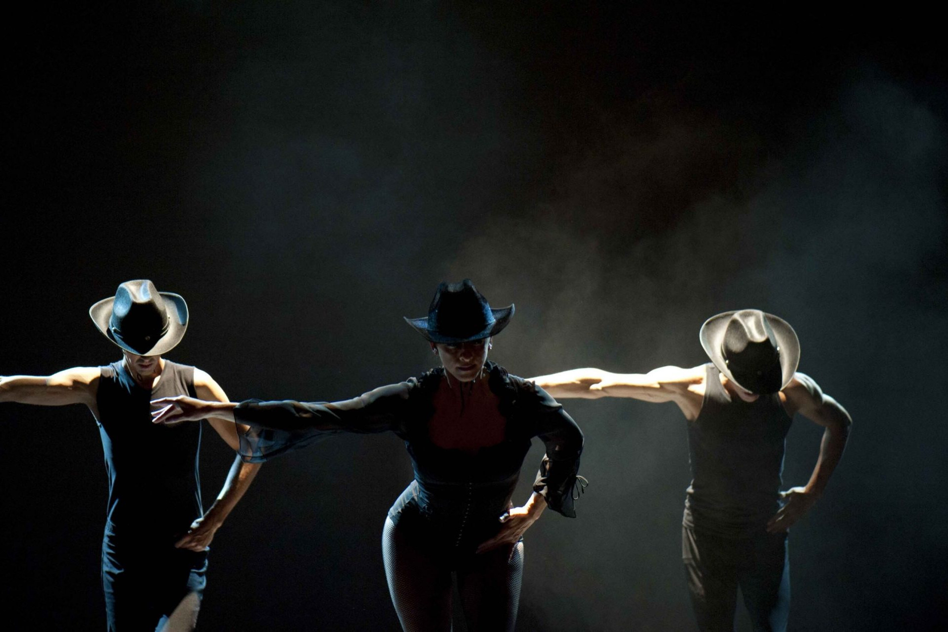 Sandra Santa Cruz, profesora y directora del Centro de Danza Sandra Santa Cruz bailando un paso a tres con Jesús Vega, Fran Hernández