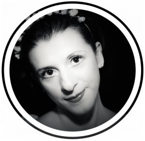 Foto de Sandra Santa Cruz, directora del Centro de Danza de su mismo nombre, con una diadema de flores haciendo de Lisa en La Fille Mal Gardèe