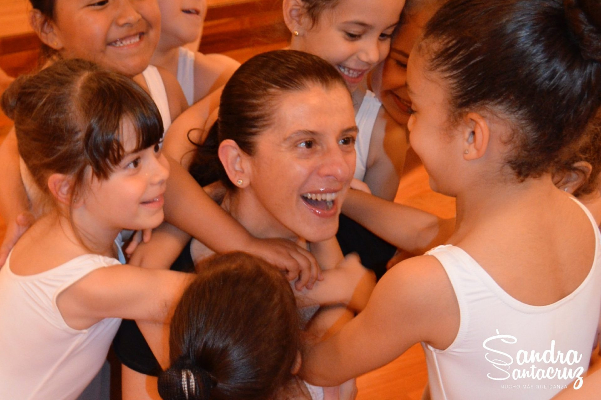 Sandra Santa Cruz abrazada por su alumnado de Predanza II