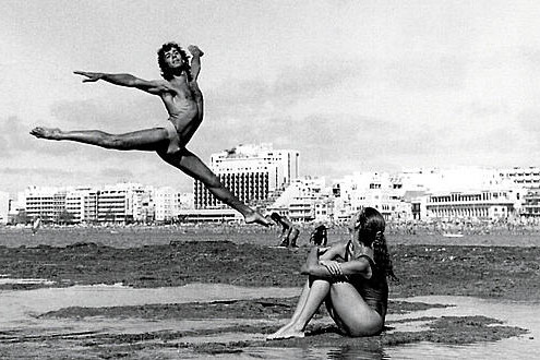 Fotografia Lorenzo Godoy y Mabel, 1975, en la Playa de las Canteras, del fotografo Francisco Rojas.