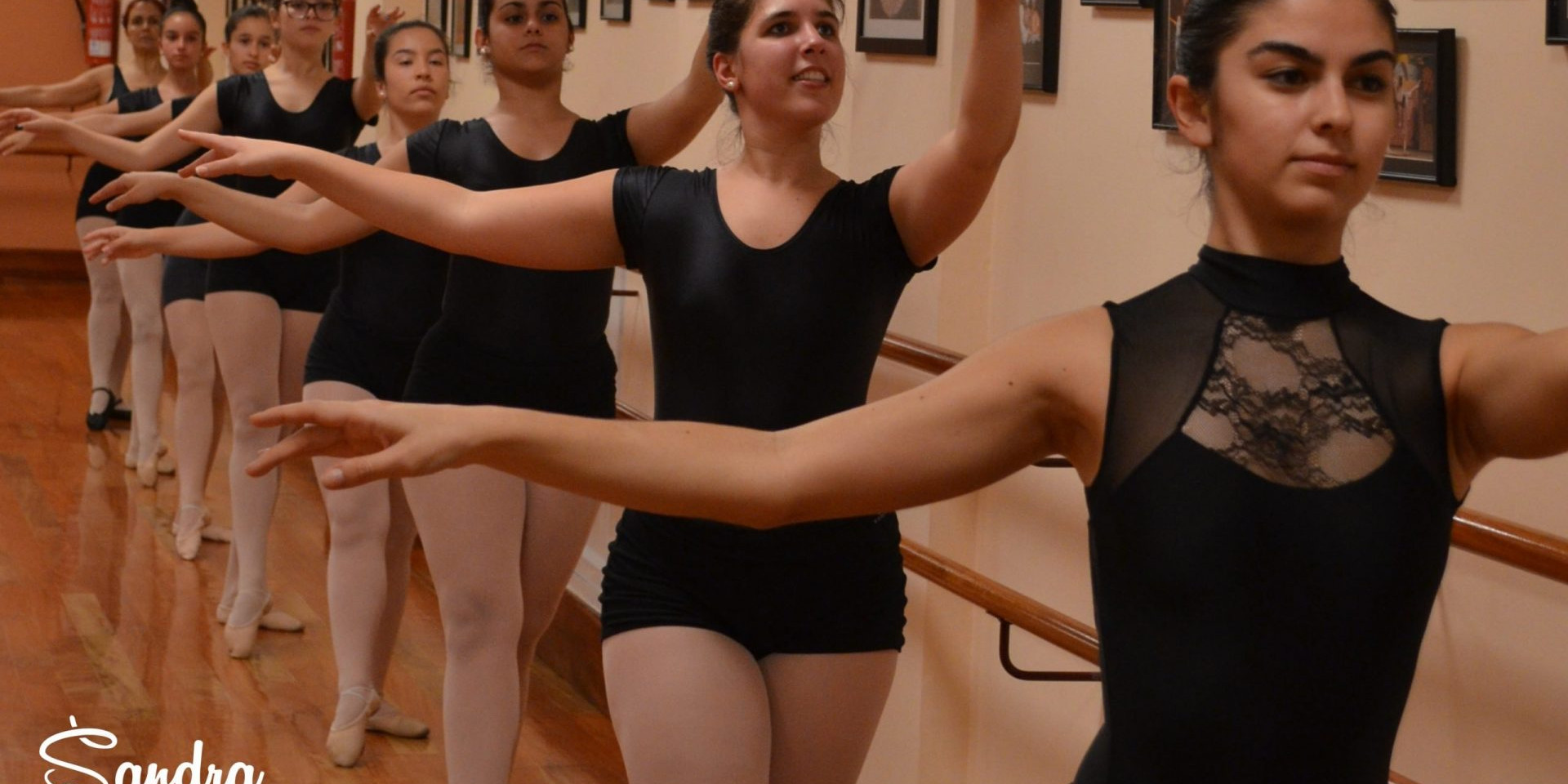 Foto de un grupo de alumnas del Centro de Danza Sandra Santa Cruz de ballet de nivel medio haciendo un