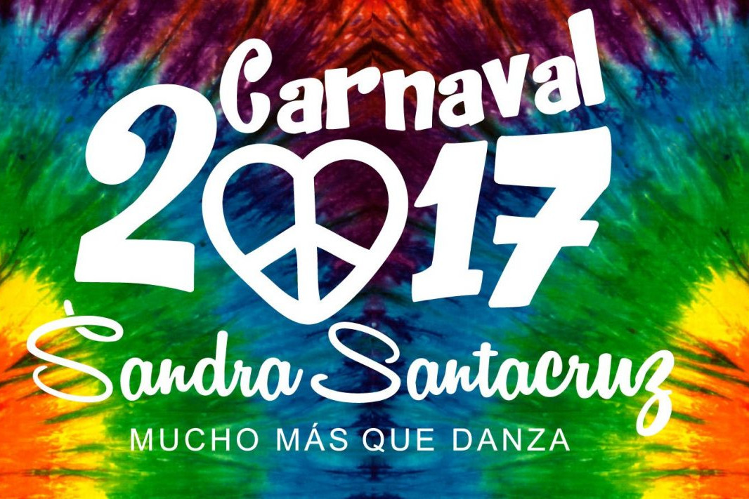 Cartel de plumas de colores y en el centro se lee Carnaval 2017 donde el cero se ha sustituido por un corazón