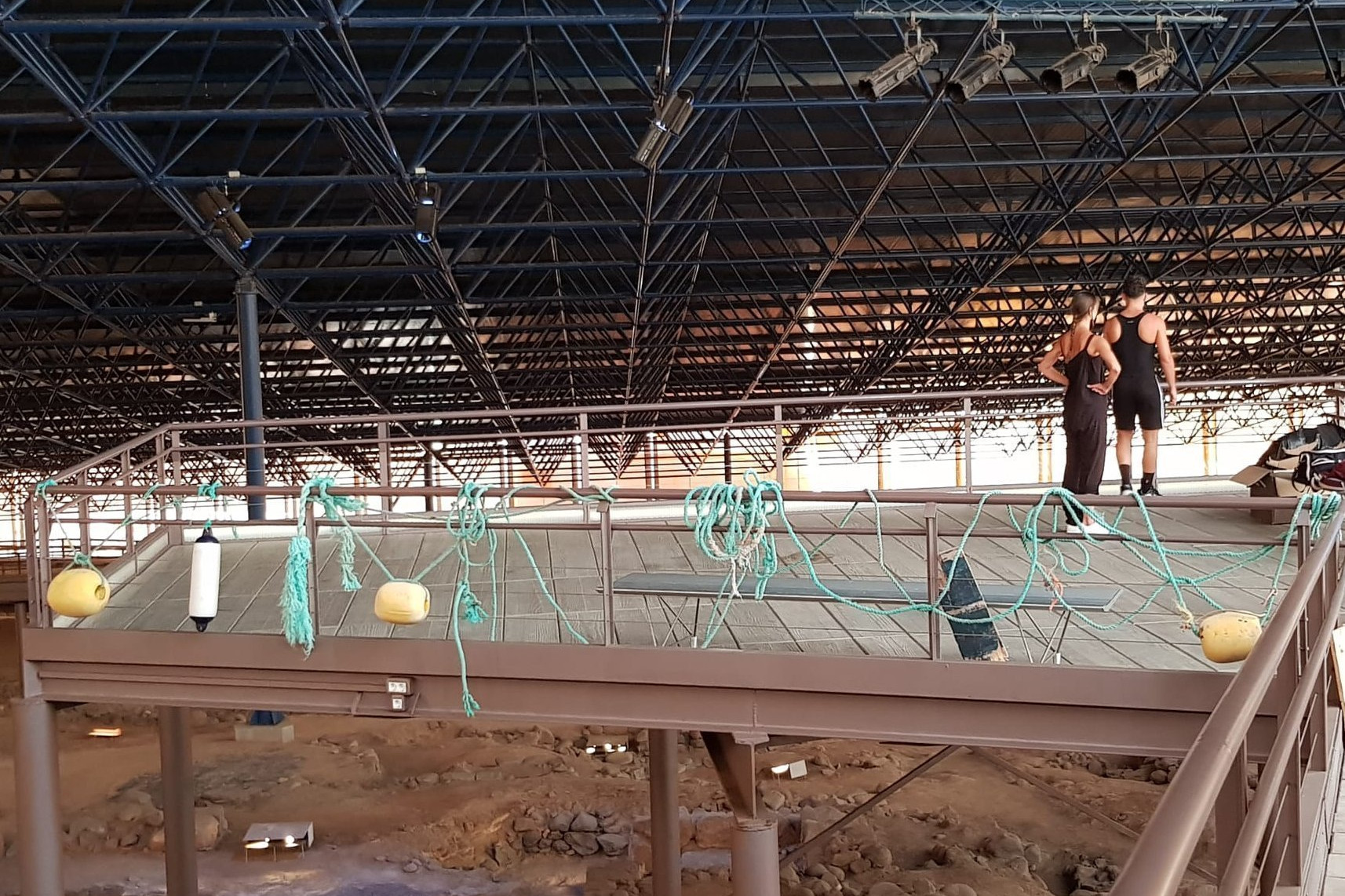 Foto de 2 bailarines de la Compañía de Danza Sandra Santa Cruz en el mirador de Cueva Pintada donde se encuentran unas redes con boyas afeando el paisaje...
